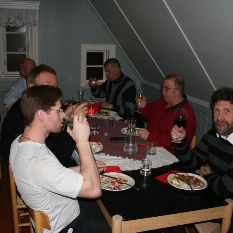 Við borðið frá innri enda Ingvar Teitsson Haukur Ívarsson Ingimar Eydal Jakob Kárason Friðfinnur Gísli Skúlason og Frímann Guðmundsson svo sér í Konráð Gunnarson.