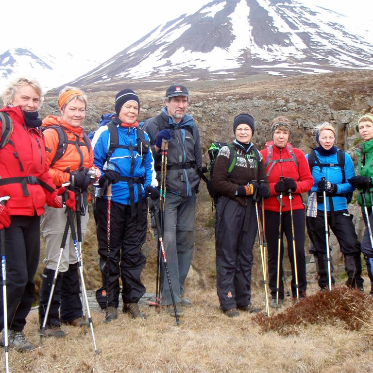 Í upphafi göngu við Ytri-Tunguá: Elfa Kára, Sigurlína, Elín, Brynleifur, Jónína, Helga, Sara og Elva