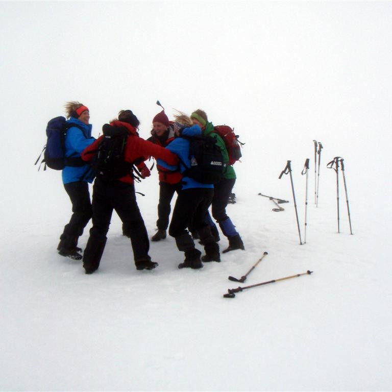 Uppi á Illagilsfjalli var niðdimm þoka, þá var stiginn sólardansinn