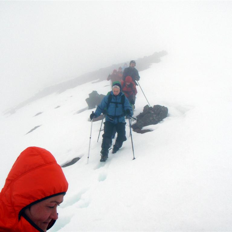 Á fjallshryggnum yfir á Nautárhnjúk í dimmri þoku
