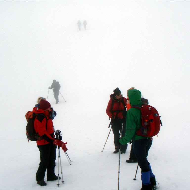 Það var napurt í austan gjólunni og skyggnið lítið