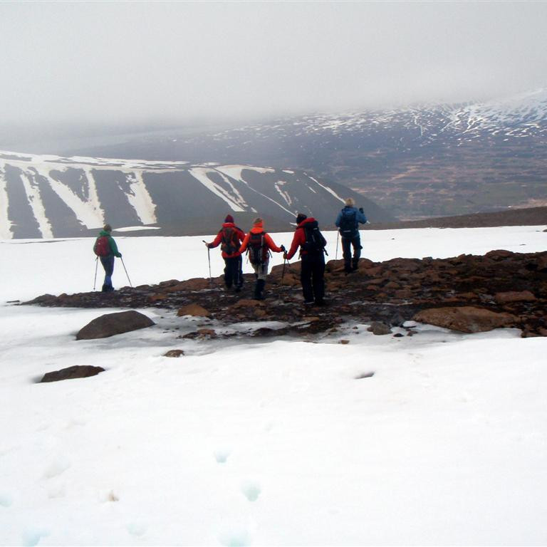 Á leið niður af Illagilsfjalli, Fálkahaus í baksýn til vinstri