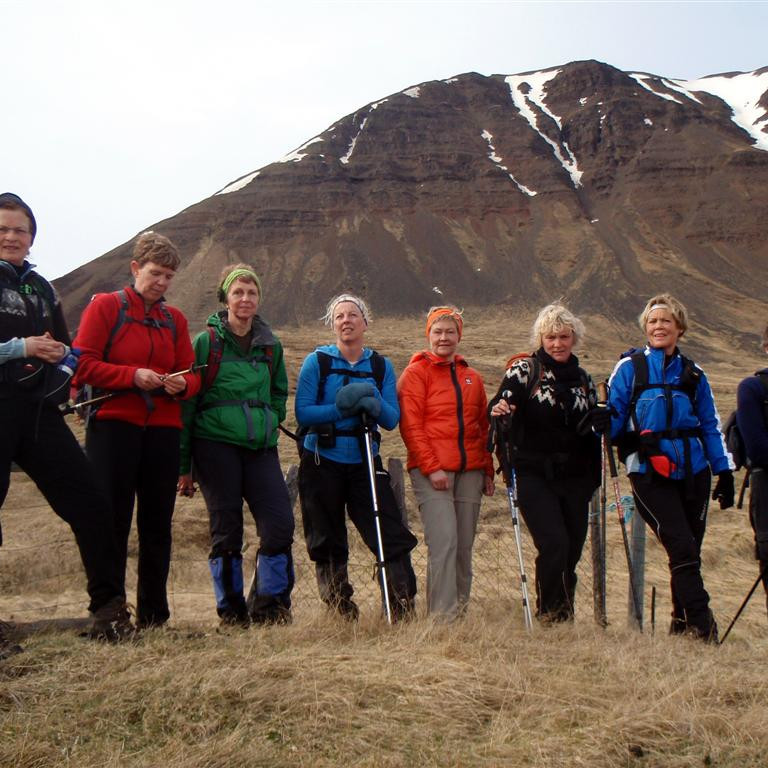 Glaðbeitt göngufólk við túnhliðið í Fornhga að lokinni fjallaferð