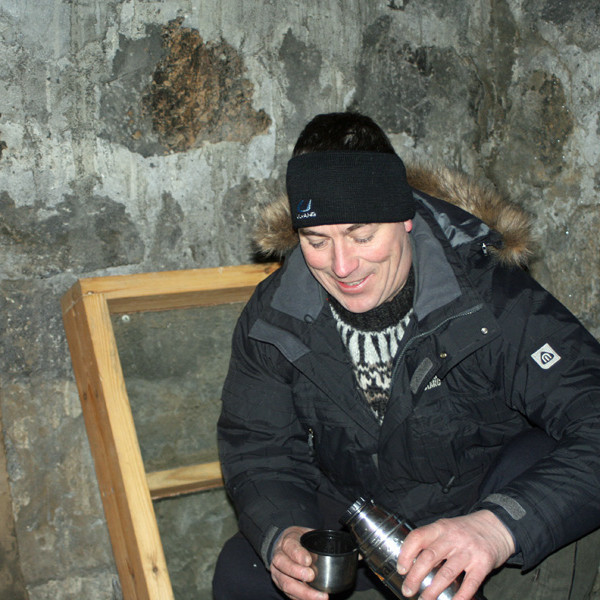 Stefán fær sér kaffisopa í Sæluhúsinu við Jökulsá.