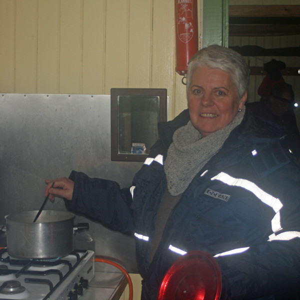 Í eldhúsinu í Þorsteinsskála: Anna lagar kartöflumús.