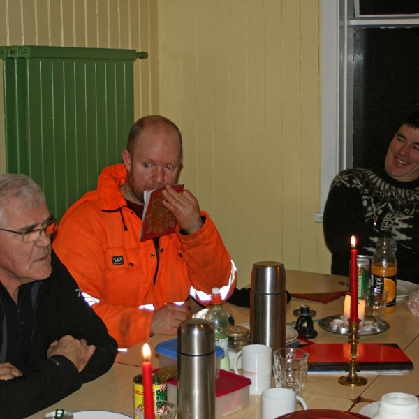 Að kvöldverði loknum í Þorsteinsskála: Slakað á undir borðum.