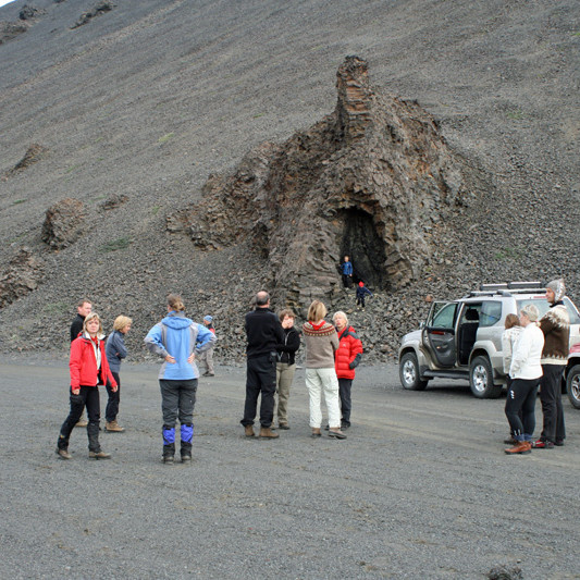 Við kirkjuna sunnan Herðubreiðar  á leið að uppgöngunni.