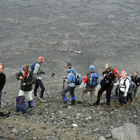 Áning neðarlega í hlíð Herðubreiðar. Horft niður á bílastæðið vestan fjallsins.