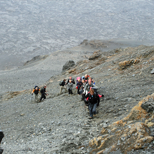 Komið upp undir hamra Herðubreiðar.