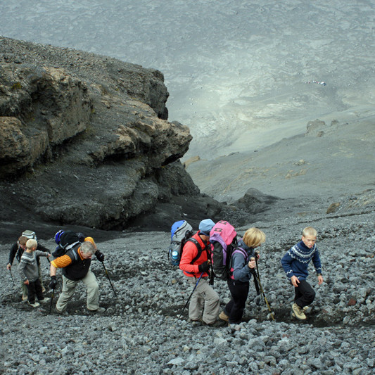 Í brattri skriðu neðst í gilinu sem farið er upp.