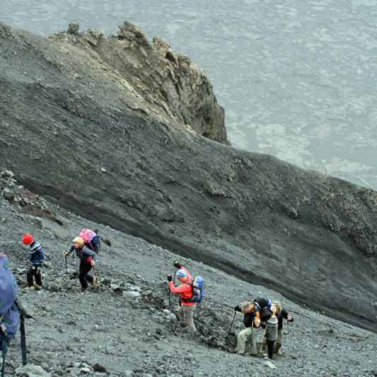 Við grjótnef nálægt miðju gilinu í uppgöngunni.
