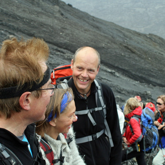 Létt yfir mannskapnum í brattri hlíðinni.