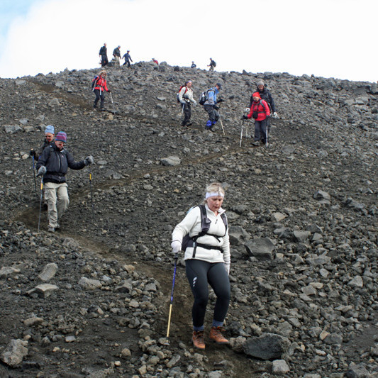 Á leið niður urðina á Herðubreið að brún fjallsins.
