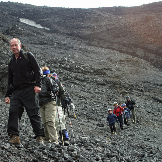 Á leið niður gilið efst í fjallshlíðinni.
