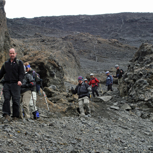 Á traustum stíg neðst við hamrana í Herðubreið.