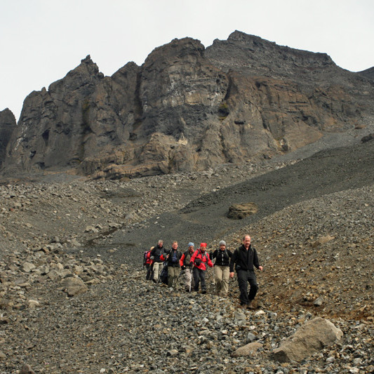 Á krákustíg neðarlega í hlíð Herðubreiðar  hamrarnir að baki.