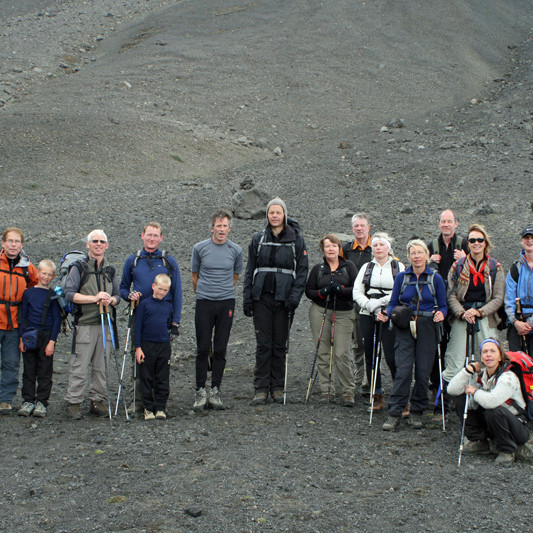 Hópurinn kominn niður á bílastæðið vestan Herðubreiðar.