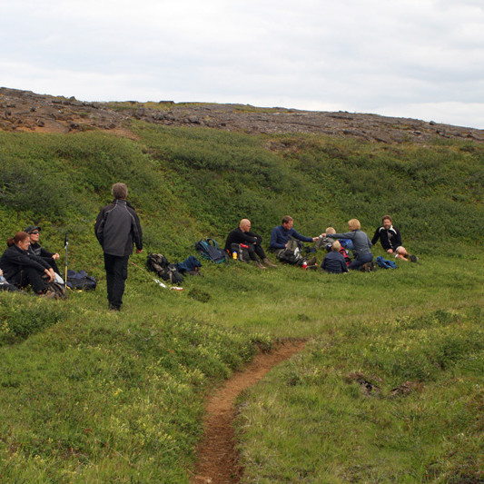 Á Bláskógavegi  hádegisverður austan undir Vatnshól.