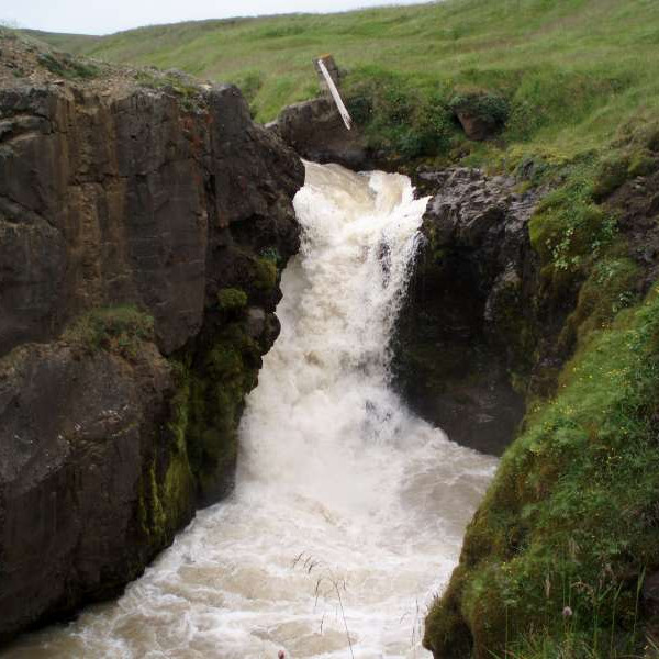 Fossinn við brúnna