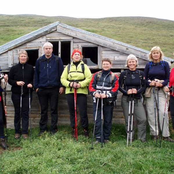 Elín,Anna,Magnús,Ása,Arnfríður,Sigríður,Elín,Snjólaug.Fyrir framan Fjárhúsin á Féeggstöðum.