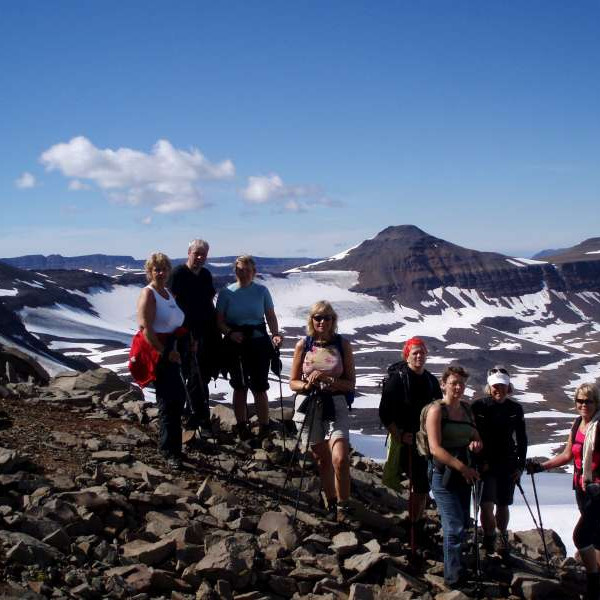 Í skarðinu milli Blástakks og Vörðufells Steingrímur og Ingólfur í baksýn