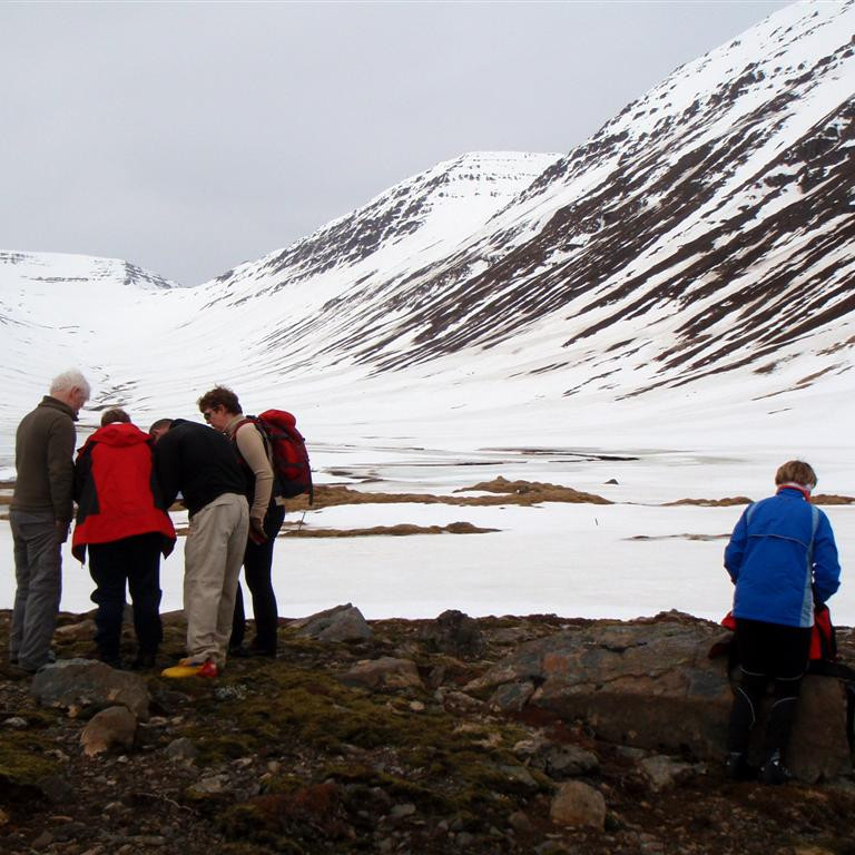 Myndin tekin í Hólunum, innarlega í Skeggjabrekkudal, Sandskarðið (eða Hálsinn) sést vel f. miðri mynd