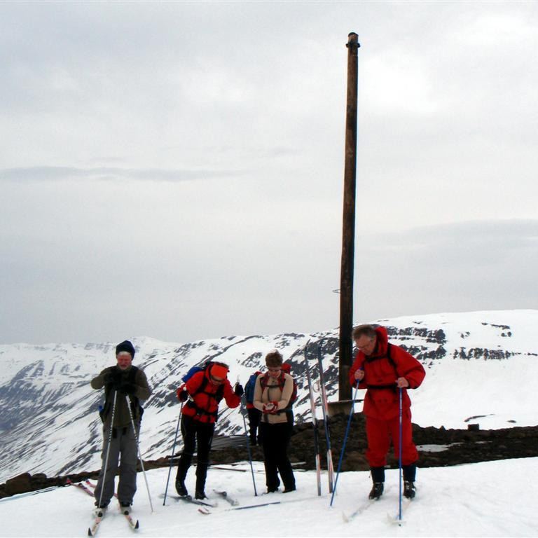 Í Sandskarði (Möðruvallaháls) Staurinn er hluti af ísingarmæli sem var settur þarna upp á árum áður. Þá var verið að kanna hvort möguleiki væri á að leggja raflínu þarna, milli Ól.fj. og Sigl.