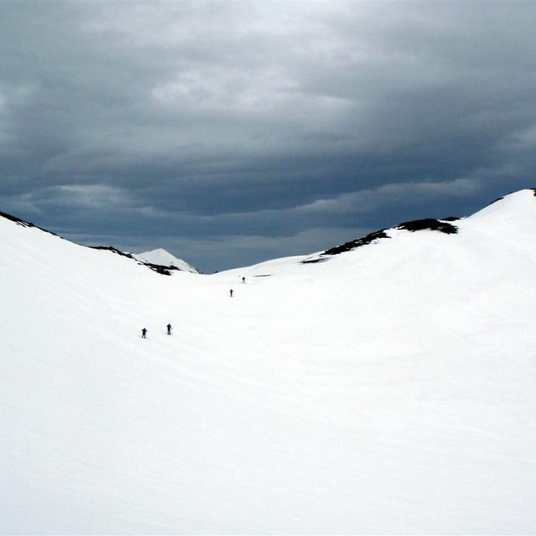  Hópurinn að potast upp í skarðið eða lægðina milli Ámárhyrnu efri (v.megin) og Ámárhyrnu h. megin.