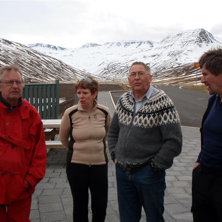 Henrik Bak, Helga, Hilmar og Brynleifur á bílastæðinu í Héðinsfirði, Botnaleiðin og Ámárhyrna (h.m.)í baksýn.