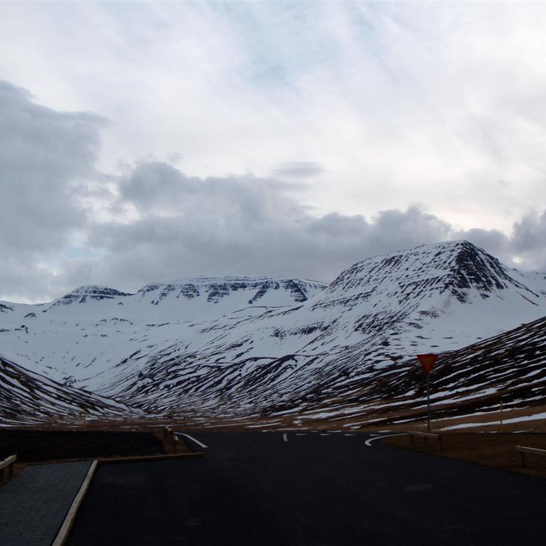 Botn Héðinsfj. Lægðin sem er vinstra megin í fjallgarðinum er Sandskarð, milli Fljóta og Héðinsfjarðar, svo er Ámárhyrna, stóra fjallið h. megin og lengst til hægri Ámárdalur. Botnaleiðin liggur mjög ofarlega, ofan við efstu melana, uppundir fjallsrótum og liggur svo á bak við Ámárhyrnuna, yfir Ámárdalinn og upp í Hólsskarðið sem sést ekki.