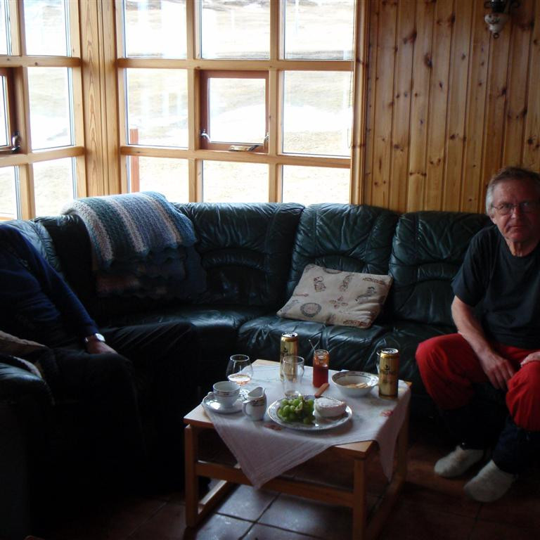 Brynleifur og Daninn í góðu yfirlæti í bústaðnum hjá Helgu og Hilmari.