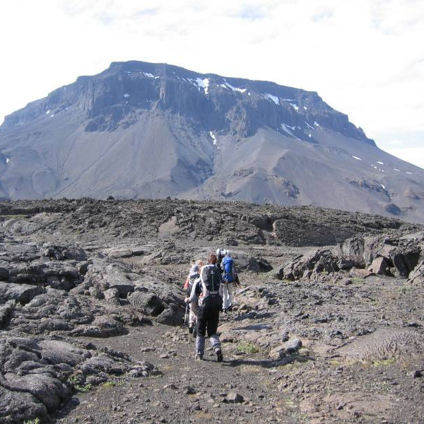 Hópurinn lagður af stað. Drottningin gnæfir yfir umhverfið.
