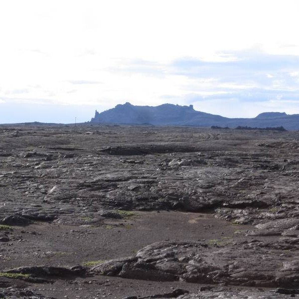 Bræðrafell í bakgrunni, hægra megin sést í barminn á Flötudyngju, sem ber nafn með rentu. Staurarnir vinstra megin ásamt línu á milli þeirra eru notaðir til þess að meta veðurfar á svæðinu.