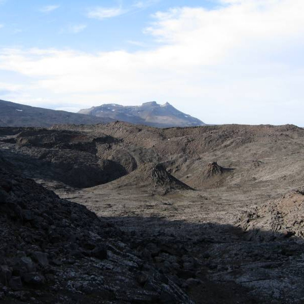 Séð ofan í Flötudyngju og fjallið Eggert í baksýn.