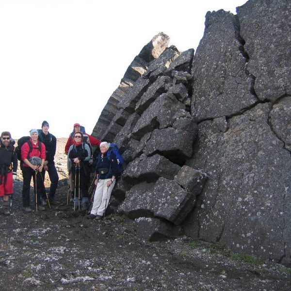 Frímann, Ólöf, Bjarki, Sigga Stína og Jóhanna við myndarlegan hraunvegg.