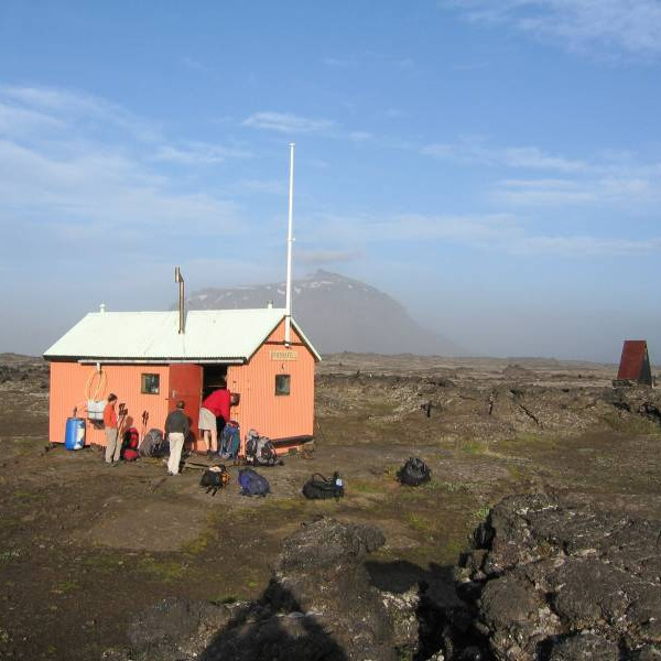 Skálinn við Bræðrafell. Rykmistur og drottningin í bakgrunni.