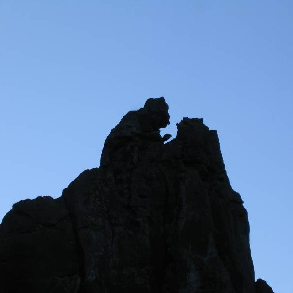 Um kvöldið var farið í létta göngu og sáust margar skemmtilegar hraunmyndanir. Hér er gömul kona með sleif við pott.