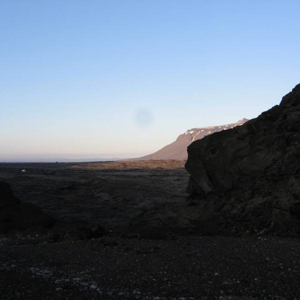 Skálinn (ljósi bletturinn)er ekki stór í þessari auðn.