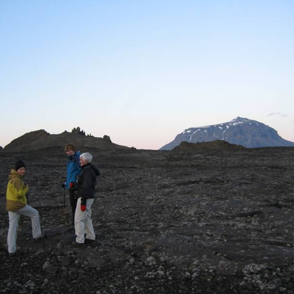 Nanna Björk, Ólöf og Jóhanna á leið til baka úr kvöldgöngunni.