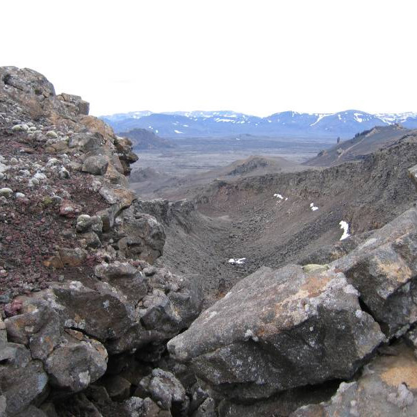 Horft niður eftir gjá og Dyngjufjöll í bakgrunni.
