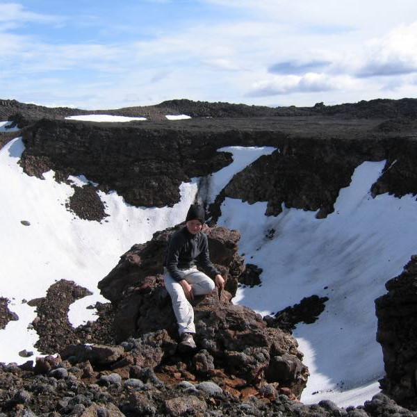 Nanna Björk við einn gígjanna.