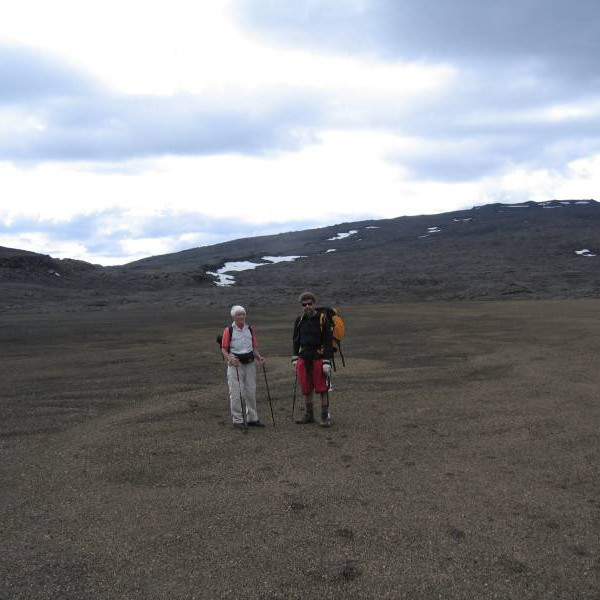 Komin ofan af Kollóttudyngju. Jóhanna og Frímann fararstjóri.