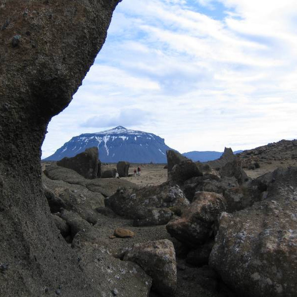 Víða voru stóreflis mónergsbjörg á leið okkar. Drotningin í baksýn.