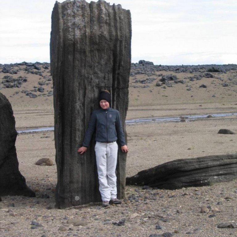 Nanna Björk við fallegt bjarg.