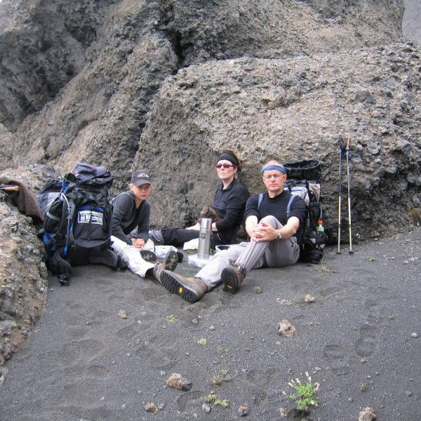 Nestispása undir stóreflis bjargi. Nanna Björk ásamt ömmu og afa.