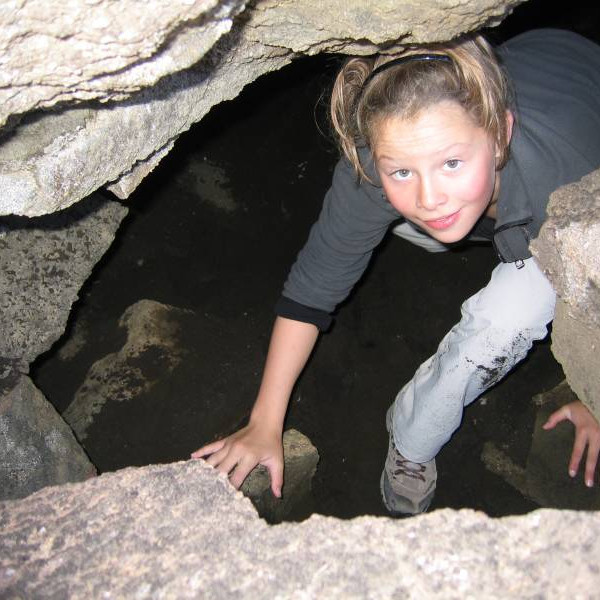 Nanna Björk í helli sem Haukur vissi af í nágrenni Herðubreiðalinda..