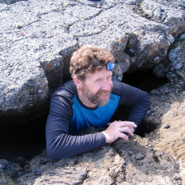 Frímann að koma upp úr hellinum eftir könnunarferð.