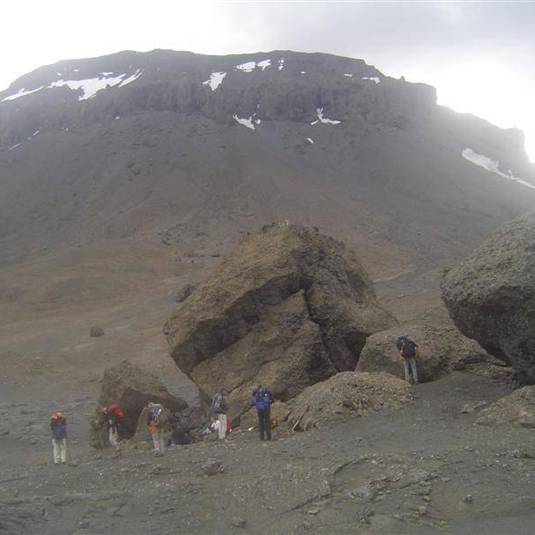 Undir þessum stóreflis móbergsbjörgum var tekin kaffipása.
Eins gott að vera ekki á ferðinni þegar svona björg hrynja úr Herðubreið.