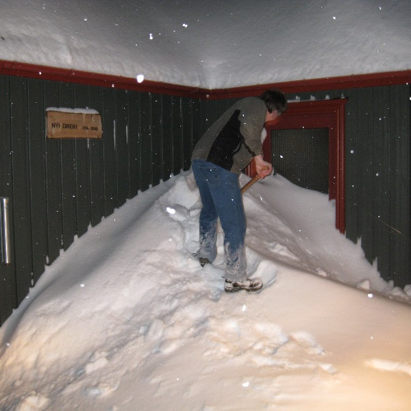 Grímur hefst handa við moksturinn