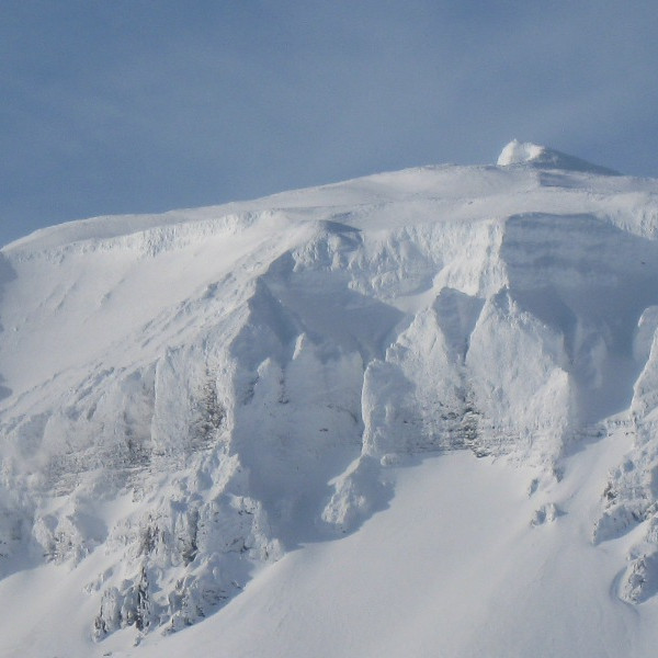 Herðubreið fannbarin sér í gíginn á topnum